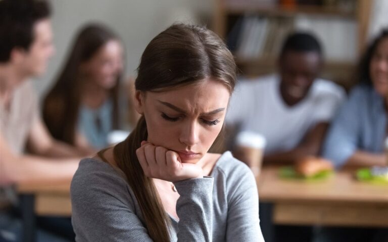 15 Clear Signs Someone Resents You and How You Can Handle It Gracefully